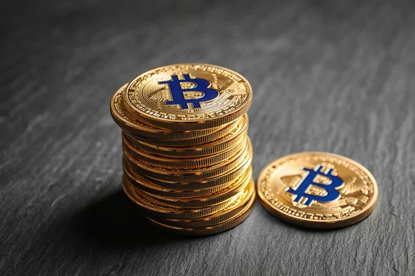 Arany Bitcoins Szürke Háttér — Stock Fotó