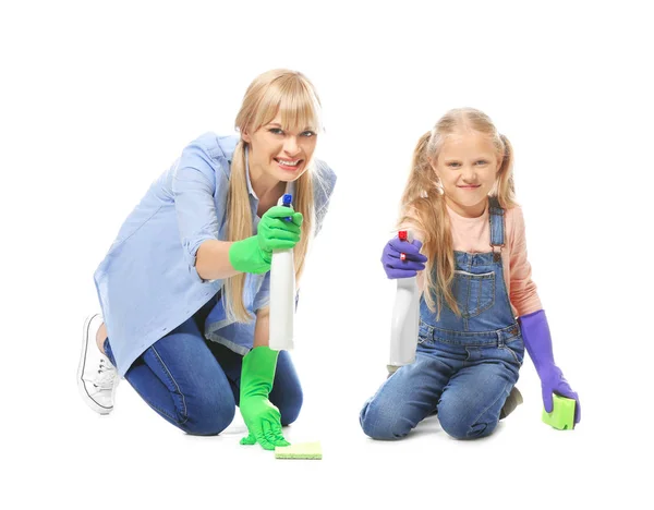 Klein meisje en haar moeder met de schoonmaak leveringen op witte achtergrond — Stockfoto