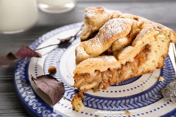 Plaat met stuk heerlijke appeltaart op houten tafel — Stockfoto