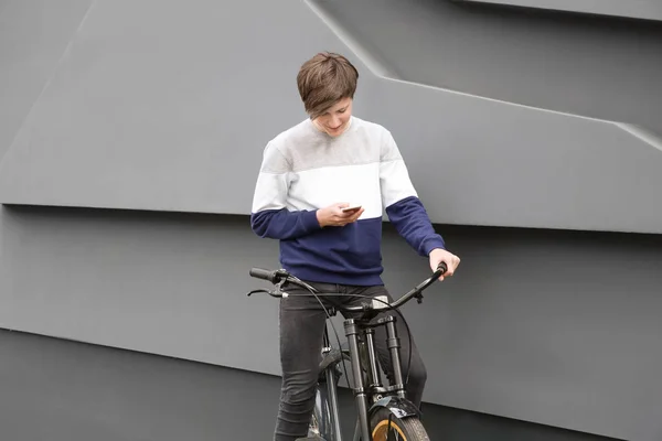 Hipster Adolescente Con Bicicleta Teléfono Cerca Pared Aire Libre — Foto de Stock
