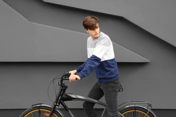 Hipster Adolescente Con Bicicleta Cerca Pared Aire Libre — Foto de Stock