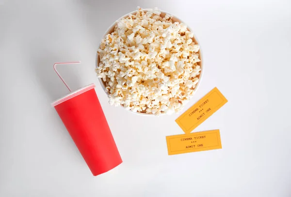 Lekkere Popcorn Cup Met Drankje Movie Tickets Witte Achtergrond Bovenaanzicht — Stockfoto