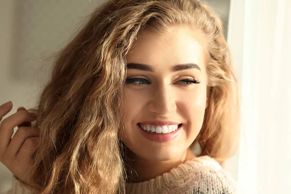 Retrato de bela mulher sorridente em casa, close-up — Fotografia de Stock