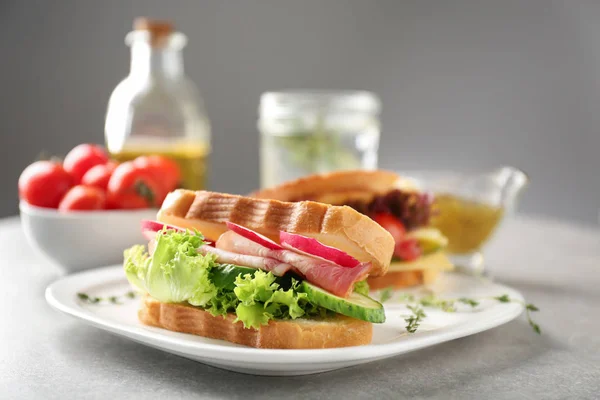 Placa Con Delicioso Sándwich Mesa — Foto de Stock