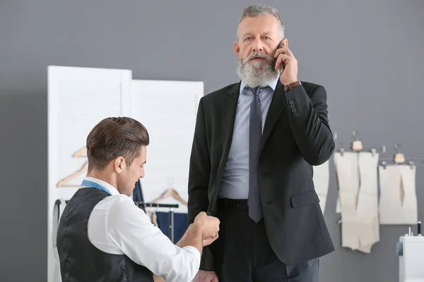 Seamster 在画室为商人量身定做正式西服 — 图库照片
