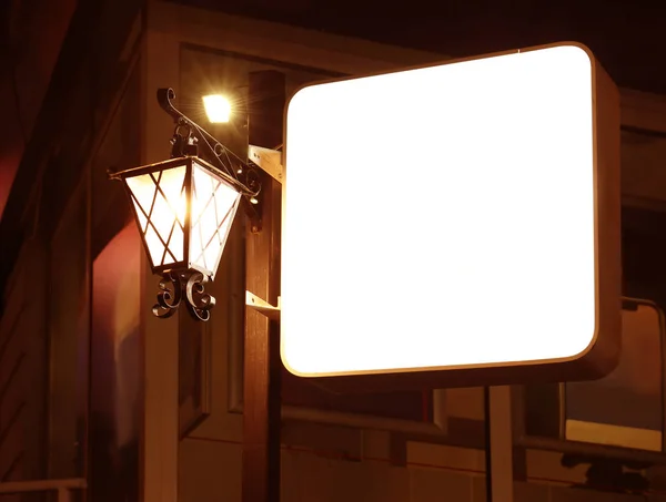 Geceleri sokakta boş reklam panosu — Stok fotoğraf
