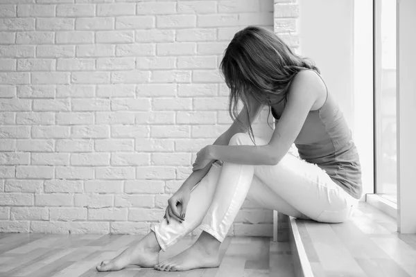 Jeune Femme Déprimée Assise Sur Rebord Fenêtre Intérieur Effet Noir — Photo