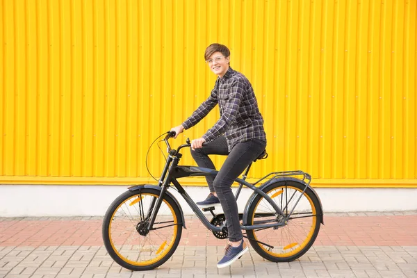 Hipster Adolescente Con Bicicleta Cerca Pared Color Aire Libre — Foto de Stock