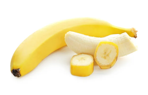 Plátanos maduros sabrosos sobre fondo blanco — Foto de Stock
