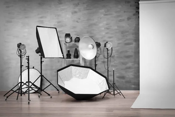 Interior do estúdio de fotografia moderna com equipamento profissional — Fotografia de Stock