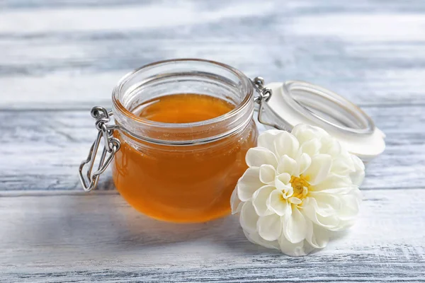 Glas Mit Honig Und Weißer Blume Auf Holzgrund — Stockfoto