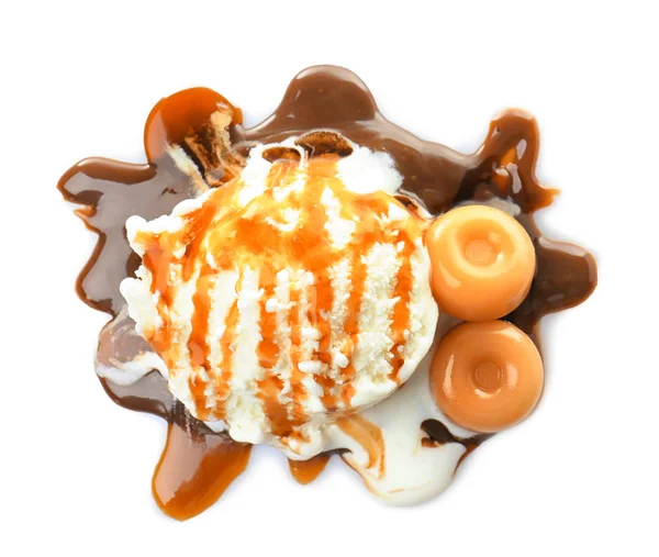 Bola de helado con salsa de caramelo y caramelos sobre fondo blanco —  Fotos de Stock