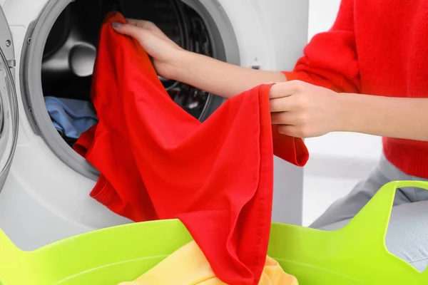 Jovem mulher fazendo lavanderia, close-up — Fotografia de Stock