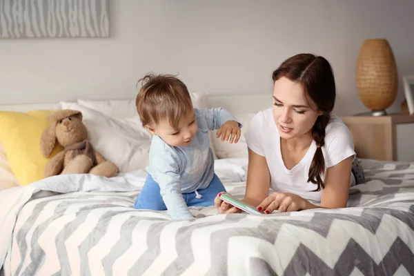 Hermosa Joven Leyendo Bebé Cama Casa — Foto de Stock