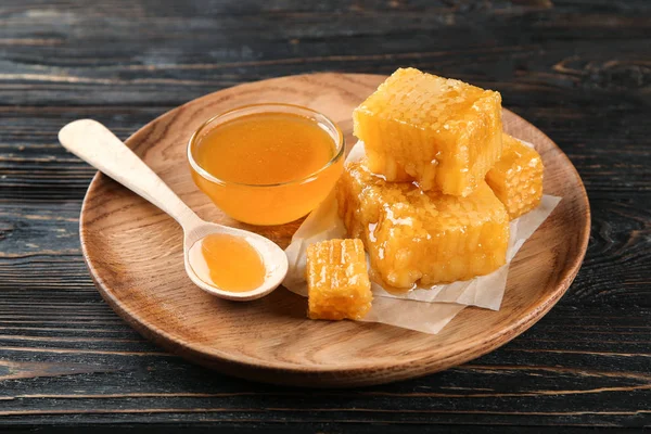 Aromatic honey and honeycombs on wooden tray — Stock Photo, Image