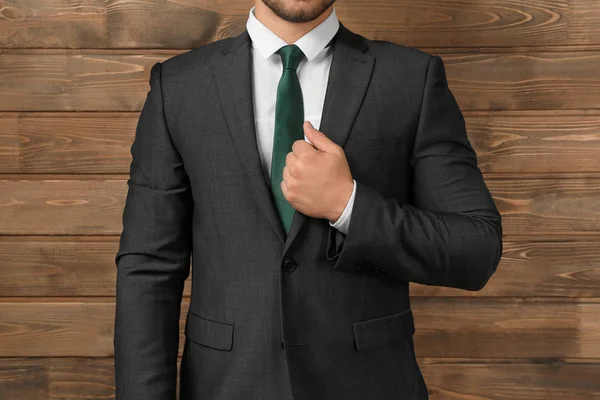 Handsome man in formal suit on wooden background, closeup — Stock Photo, Image