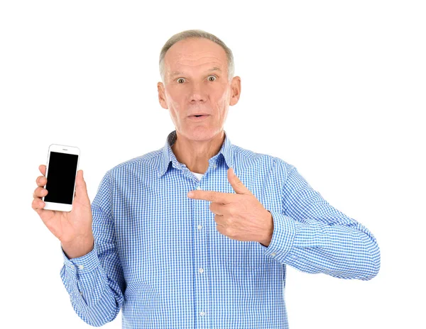 Atraktivní Starší Muž Smartphone Bílém Pozadí — Stock fotografie