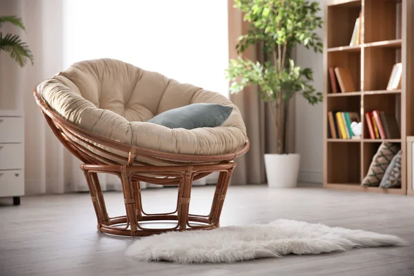 Interior de la habitación con sillón cómodo — Foto de Stock