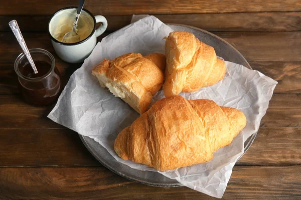 Deliziosi Croissant Freschi Sul Tavolo Legno — Foto Stock
