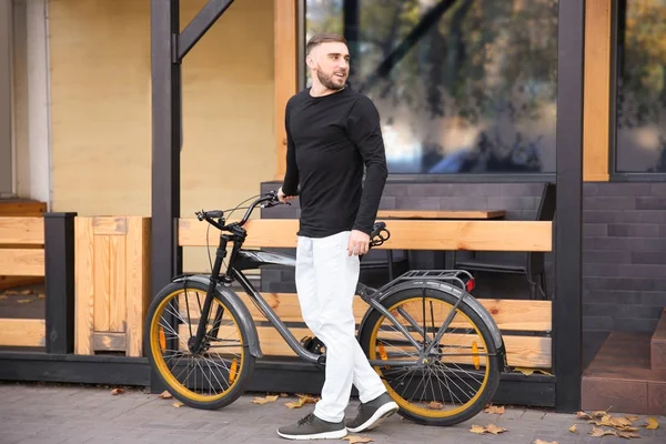 Beau Jeune Homme Hipster Avec Vélo Extérieur — Photo