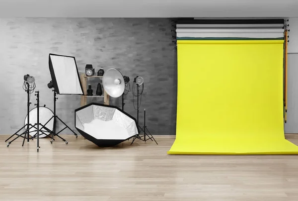 Interieur van moderne fotostudio met professionele apparatuur — Stockfoto