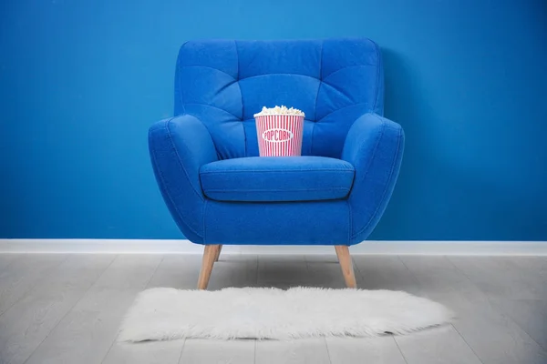 Niebieski fotel z popcornu w kino domowe. Oglądając film — Zdjęcie stockowe