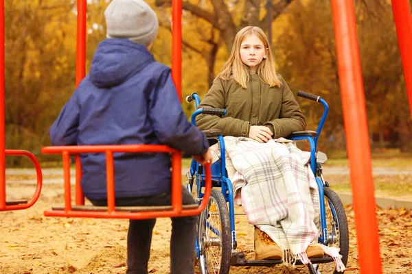 Menina Triste Cadeira Rodas Menino Parque Infantil — Fotografia de Stock