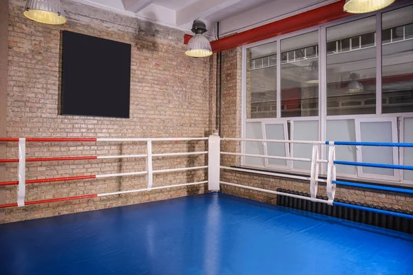 Nézd az üres boksz ring tornaterem — Stock Fotó