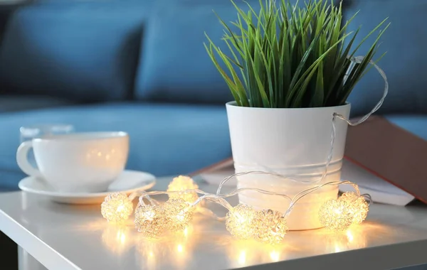 Gloeiende Decoratieve Verlichting Kamerplant Tafel Binnenshuis — Stockfoto