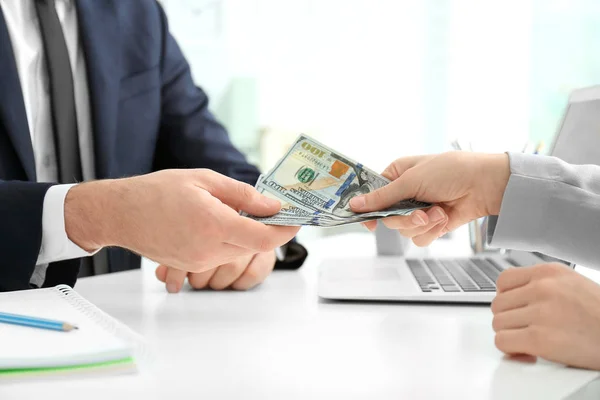 Zakenman Nemen Van Smeergeld Van Vrouw Aan Tafel Binnenshuis — Stockfoto