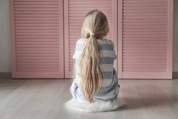 Petite fille assise par terre dans la chambre. Concept d'autisme — Photo