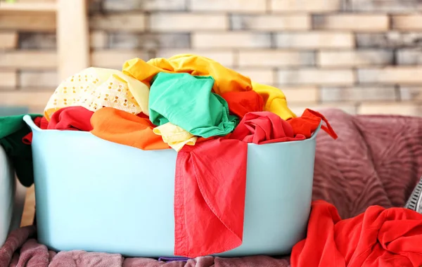 Lavabo Plástico Con Ropa Colores Sofá Interior —  Fotos de Stock