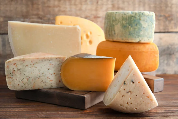 Различные виды вкусного сыра на столе — стоковое фото