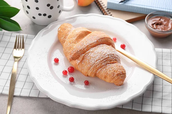 Prato Com Croissant Gostoso Fresco Servido Para Café Manhã Mesa — Fotografia de Stock