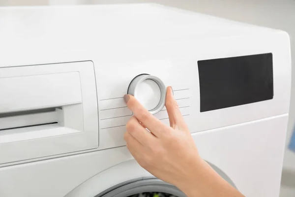 Vrouw kiezen wasmachine programma voor wasgoed, close-up — Stockfoto