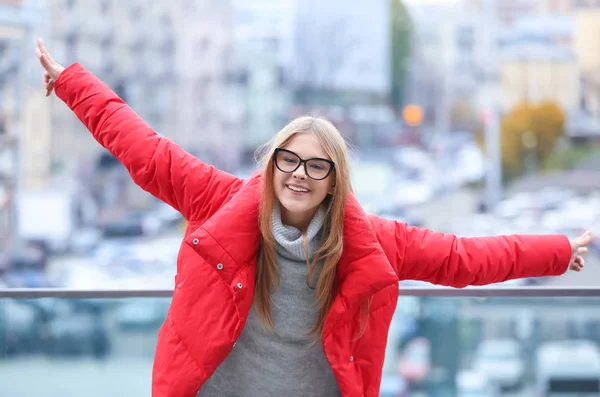 屋外の赤いジャケットの魅力的な内気な少女 — ストック写真