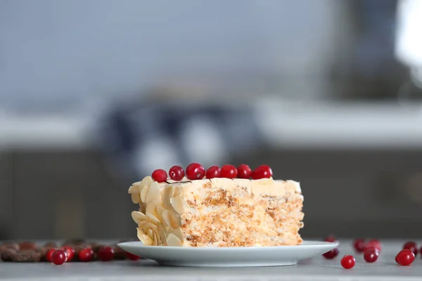 Teller Mit Leckerem Kuchen Auf Dem Tisch — Stockfoto