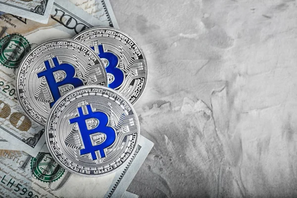 Bitcoin d'argento con banconote in dollari su sfondo grunge — Foto Stock