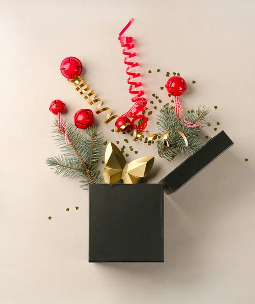Άνοιξε το δώρο κουτί με κλαδιά έλατου και διακοσμήσεις Χριστουγέννων σε ανοιχτόχρωμο φόντο, το top view — Φωτογραφία Αρχείου
