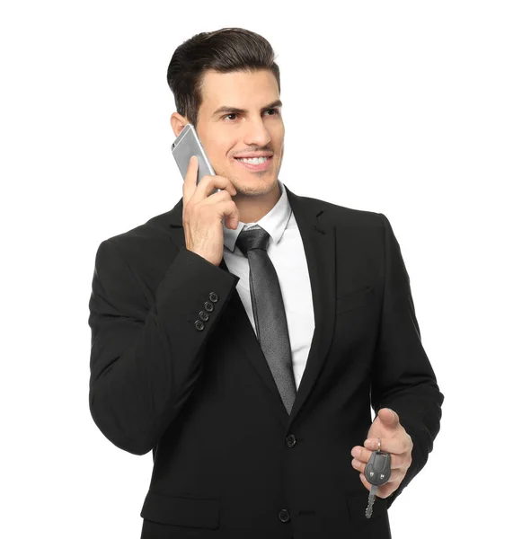 Autoverkoper in formele pak praten over telefoon tegen witte achtergrond — Stockfoto