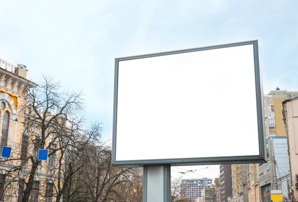 Пустой рекламный щит на городской улице — стоковое фото