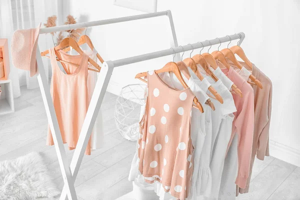 Insamling Kläder Hängande Rack Omklädningsrum — Stockfoto