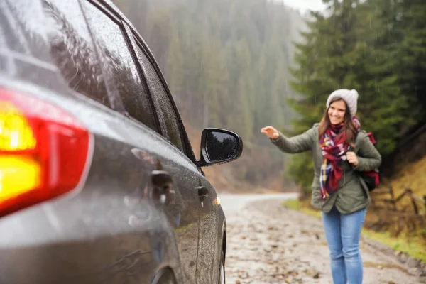 Női Turisztikai Autóstoppal Autó Vidéken — Stock Fotó