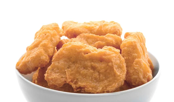 Tigela de cerâmica com nuggets de frango saborosos no fundo branco — Fotografia de Stock