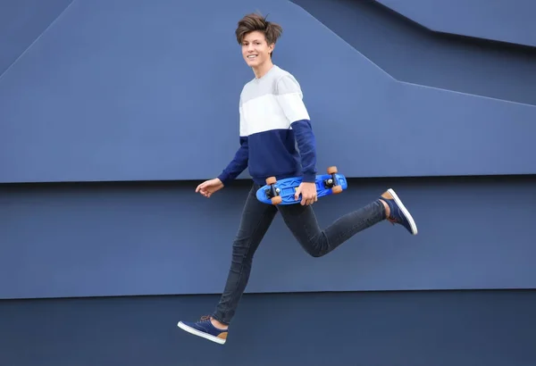 Hipster Adolescent Sautant Avec Planche Roulettes Près Mur Extérieur — Photo