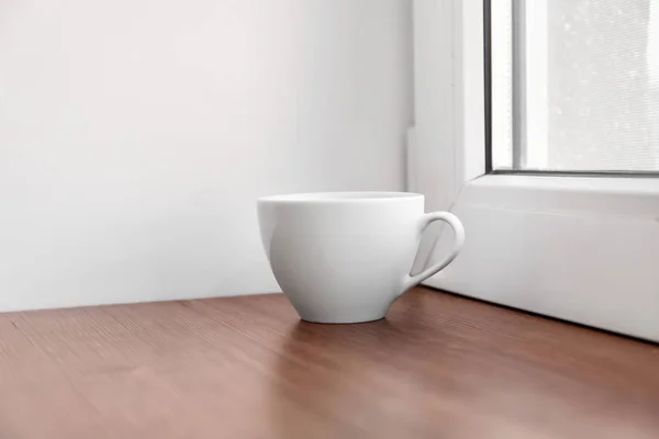Secangkir kopi pada tutup jendela — Stok Foto