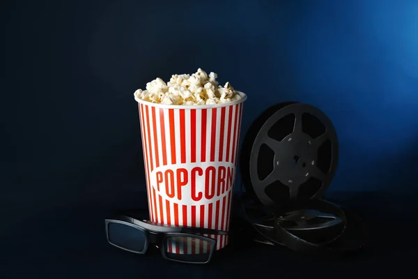 Pappbecher Mit Leckerem Popcorn Gläsern Und Filmrolle Auf Dunklem Hintergrund — Stockfoto