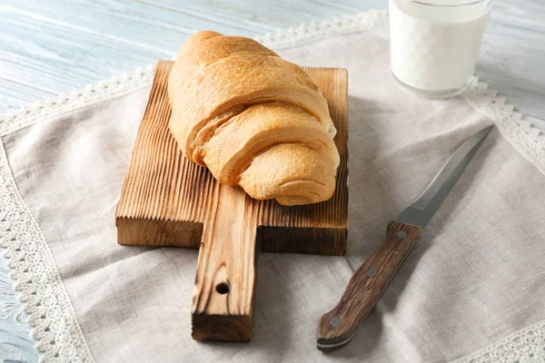 Board Fresh Yummy Croissant Wooden Table — Stock Photo, Image