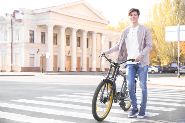 横断歩道で自転車と流行に敏感なティーンエイ ジャー — ストック写真