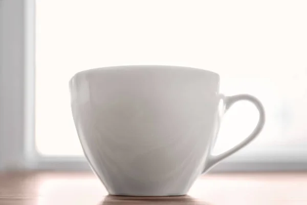 Чашка кофе на подоконнике — стоковое фото